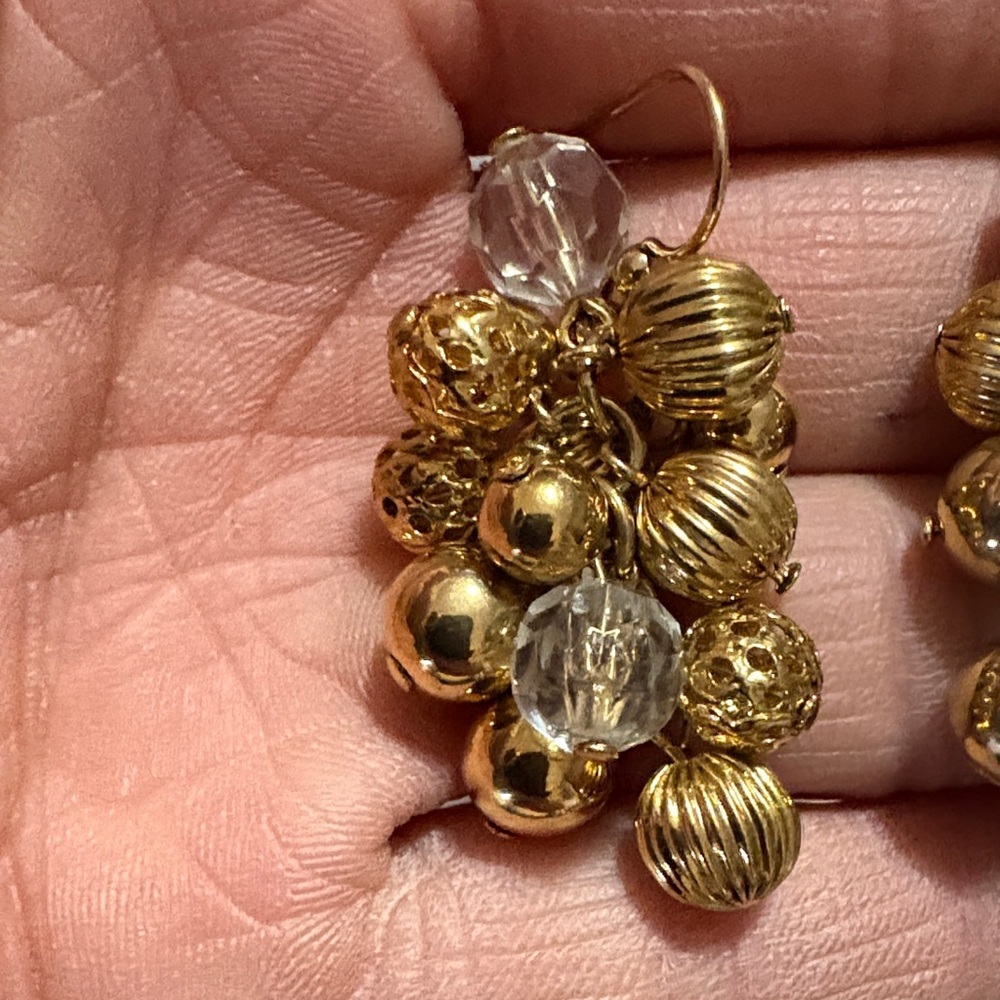 VINTAGE 70s CLUSTERED GOLD-TONE AND CLEAR BEADED DANGLE HOOK 1.8" EARRINGS - Picture 4 of 9
